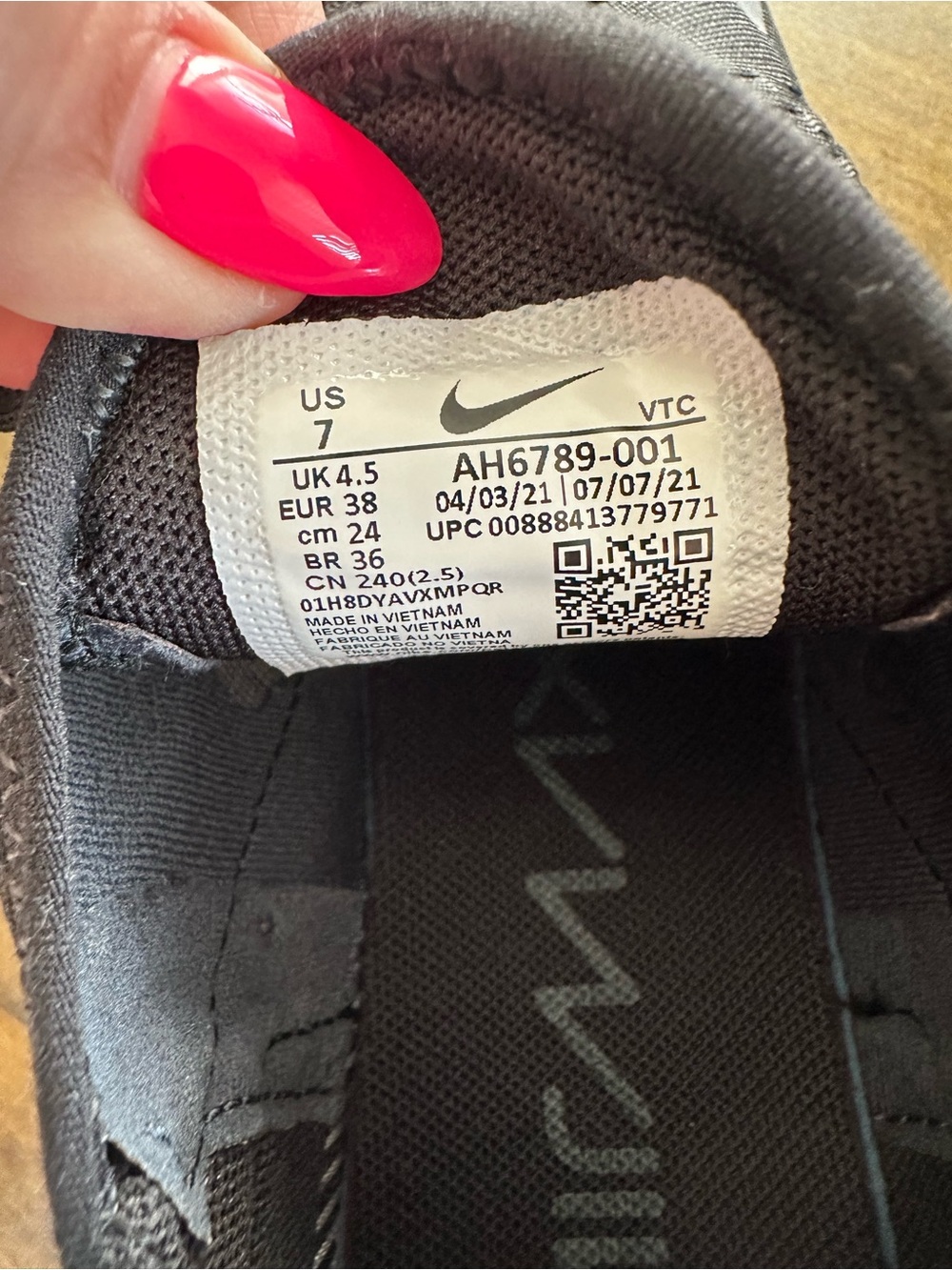 Nike Black and White Air Max 270 Running Shoes - Picture 5 of 8